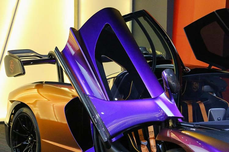 Lần đầu gặp em anh đã bị mê hoặc bởi vì đối với anh em quá hoàn hảo từ nội đến ngoại thất, chắc phải rước em về gia nhập đội của anh. Cả nhà thấy sao?", Dòng trạng thái của doanh nhân quận 12 chia sẻ video quay lại chiếc McLaren Senna màu sơn ngọc trai Cerberus Pearl này được đăng lên mạng xã hội trưa ngày 1/2/2020 vừa qua. 