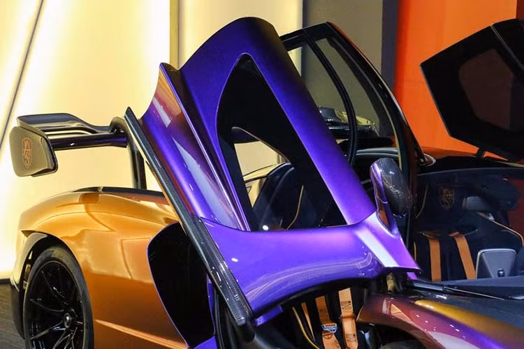 Lần đầu gặp em anh đã bị mê hoặc bởi vì đối với anh em quá hoàn hảo từ nội đến ngoại thất, chắc phải rước em về gia nhập đội của anh. Cả nhà thấy sao?", Dòng trạng thái của doanh nhân quận 12 chia sẻ video quay lại chiếc McLaren Senna màu sơn ngọc trai Cerberus Pearl này được đăng lên mạng xã hội trưa ngày 1/2/2020 vừa qua. 