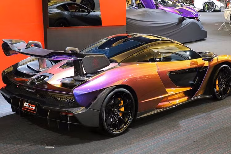 Nguồn cung cấp sức mạnh của McLaren Senna mang màu Cerberus Pearl vẫn là khối động cơ xăng V8, tăng áp kép, dung tích 4.0 lít, lấy từ siêu phẩm 720S đã có mặt tại Việt Nam. Tất nhiên, khối động cơ này đã được tinh chỉnh lại nhằm giúp siêu phẩm hàng hiếm McLaren Senna có công suất tối đa lên đến 789 mã lực và mô-men xoắn cực đại 800 Nm.