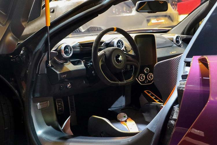 Ngoài bộ áo "tắc kè" thay đổi theo góc nhìn ra, chiếc siêu xe McLaren Senna đang được chào bán ở Dubai còn có những điểm nhấn ở ngoại thất khác như phần nắp capô của xe bằng carbon bóng. Một số chi tiết khác trên chiếc siêu xe McLaren Senna mang màu Cerberus Pearl cũng được hoàn thành với sợi carbon để giảm trọng lượng cho xe cũng như mang đến cái nhìn hấp dẫn hơn.