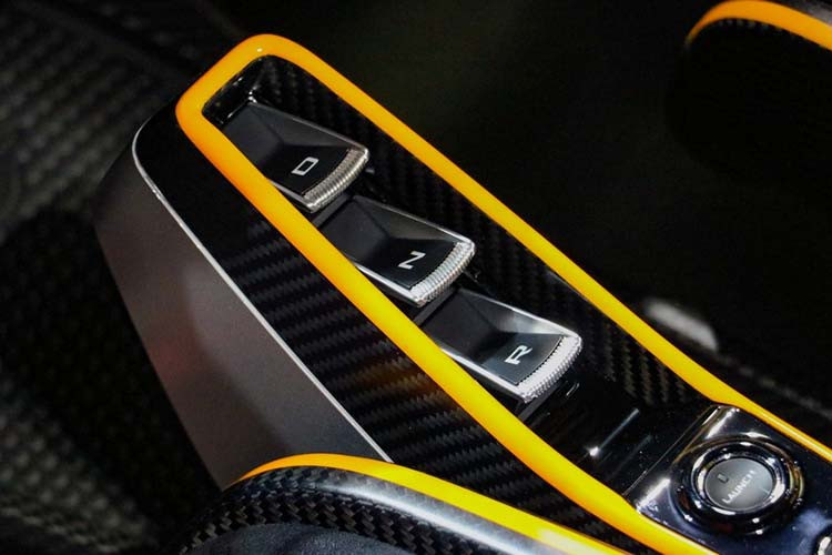 Cánh gió đuôi phía sau của siêu xe McLaren Senna mang màu Cerberus Pearl. Đại lý siêu xe Al Ain Class Motors cho hay chiếc McLaren Senna này có số đồng hồ công tơ mét là 0 km. Hãng siêu xe McLaren của Anh quốc cũng xây dựng mẫu Senna nhằm tưởng nhớ đến tay đua huyền thoại Ayrton Senna nên chiếc xe mang trên mình rất nhiều ADN từ bộ môn đua xe F1.