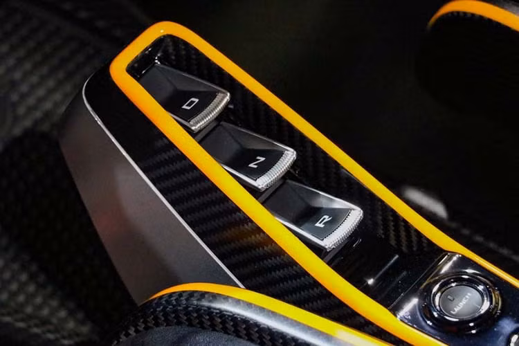 Cánh gió đuôi phía sau của siêu xe McLaren Senna mang màu Cerberus Pearl. Đại lý siêu xe Al Ain Class Motors cho hay chiếc McLaren Senna này có số đồng hồ công tơ mét là 0 km. Hãng siêu xe McLaren của Anh quốc cũng xây dựng mẫu Senna nhằm tưởng nhớ đến tay đua huyền thoại Ayrton Senna nên chiếc xe mang trên mình rất nhiều ADN từ bộ môn đua xe F1.