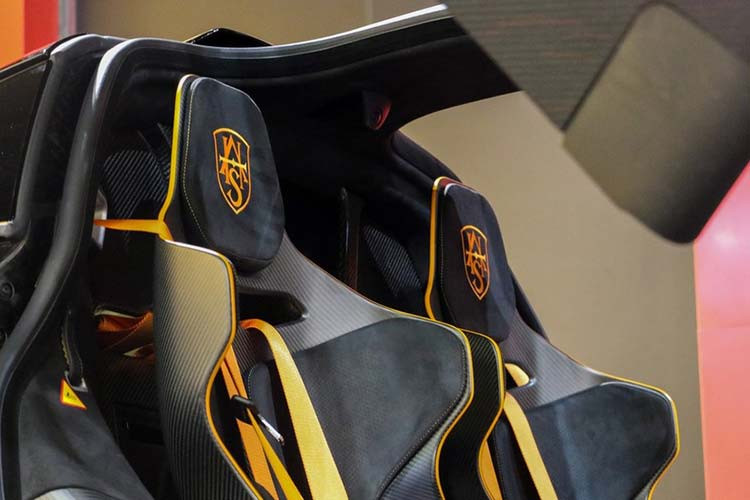 Chưa hết, chiếc siêu xe McLaren Senna mang màu Cerberus Pearl còn có bộ mâm 5 chấu kép siêu nhẹ sơn màu đen bóng kết hợp cùng kẹp phanh màu vàng. Chắc ít người biết đến là hãng siêu xe Anh quốc còn cho phép các khách hàng tuỳ chọn một phần cửa xe của McLaren Senna làm bằng kính trong suốt.