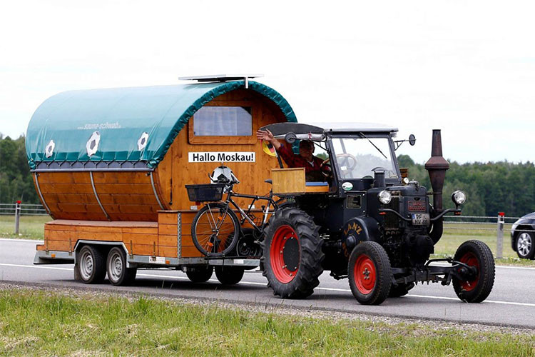 Ông Hubert Wirth 70 tuổi, một fan "cứng" của đôi tuyển Đức đang trên đường từ quê nhà, thị trấn Pforzheim để tới nước Nga xa xôi để xem World Cup 2018. Đáng chú ý là việc ông sử dụng chiếc máy kéo cũ kỹ của mình cho hành trình có một không hai này.