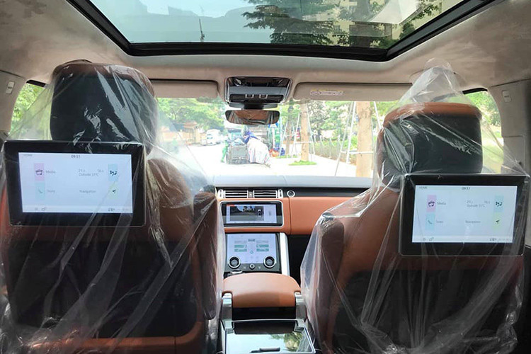 Range Rover Autobiography LWB 2019 sử dụng động cơ xăng V8 dung tích 5.0L siêu nạp (supercharged) cho công suất tối đa 518 mã lực có được tại 6.000 v/p và mô-men xoắn cực đại đạt 625 Nm tại dải vòng tua 2.500 đến 5.500 v/p, đủ để chiếc SUV tăng tốc từ 0 -100 km/h trong khoảng thời gian dưới 6 giây và đạt tốc độ tối đa 225 km/h.