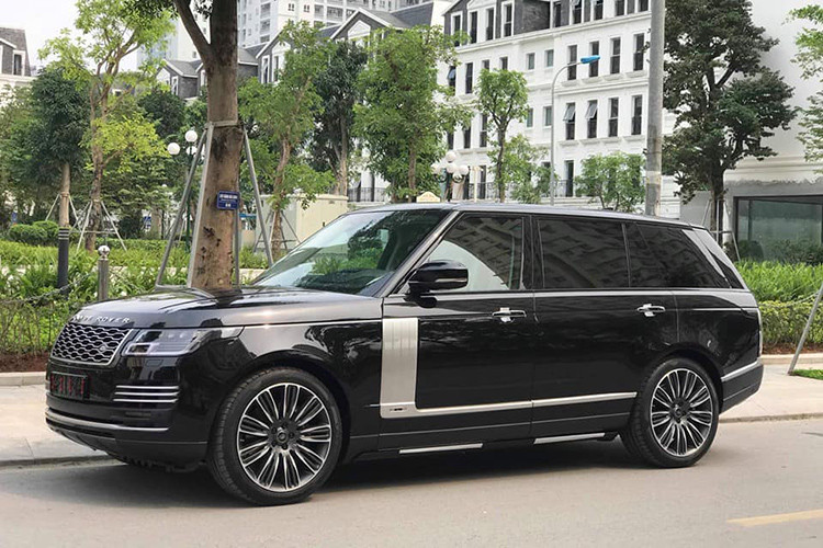 Mẫu xe SUV hạng sang Range Rover Autobiography LWB 2019 mới thuộc hiên bản nâng cấp facelift mới nhất của dòng Range Rover thế hệ thứ 4, với nhiều điểm đổi mới ở ngoại thất, như cụm đèn pha Pixel-laser LED mới, lưới tản nhiệt ‘’kim cương’’ tạo chiều sâu, cản trước được thiết kế lại với một nan chrome bên dưới.