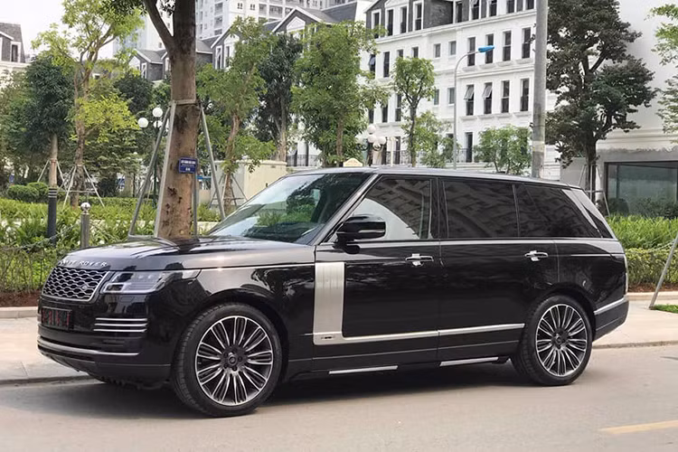 Mẫu xe SUV hạng sang Range Rover Autobiography LWB 2019 mới thuộc hiên bản nâng cấp facelift mới nhất của dòng Range Rover thế hệ thứ 4, với nhiều điểm đổi mới ở ngoại thất, như cụm đèn pha Pixel-laser LED mới, lưới tản nhiệt ‘’kim cương’’ tạo chiều sâu, cản trước được thiết kế lại với một nan chrome bên dưới.