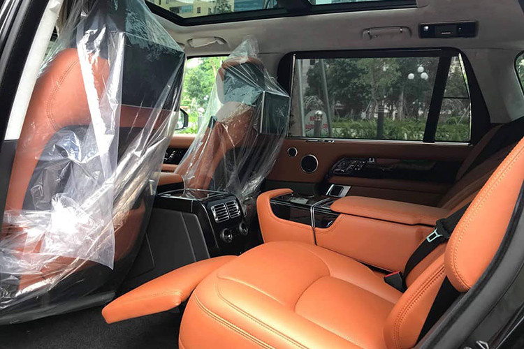Theo phía đơn vị nhập khẩu cho biết xe về Việt Nam này là phiên bản full options với nhiều trang bị đi kèm như đèn trang trí nội thất, cửa sổ trời toàn cảnh, camera 360 độ, dàn âm thanh Meridian cao cấp 19 loa, cửa sổ trời toàn cảnh, bậc lên xuống cửa thụt thò, cửa hít, ghế lái chỉnh điện 24 hướng,...