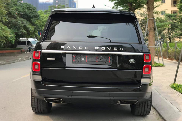 So với phiên bản tiêu chuẩn, Land Rover Range Rover 2019 phiên bản trục cơ sở dài LWB mới này được kéo dài trục cơ sở thêm 220 mm so với bản thông thường (5.000 x 1.990 x 1.840 mm), điều này nhằm gia tăng diện tích mang lại không gia cabin rộng rãi hơn cho các chủ nhân.