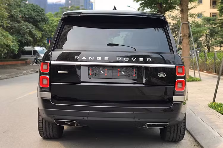 So với phiên bản tiêu chuẩn, Land Rover Range Rover 2019 phiên bản trục cơ sở dài LWB mới này được kéo dài trục cơ sở thêm 220 mm so với bản thông thường (5.000 x 1.990 x 1.840 mm), điều này nhằm gia tăng diện tích mang lại không gia cabin rộng rãi hơn cho các chủ nhân.