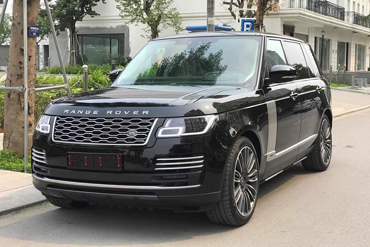 Range Rover Autobiography LWB 2019 mới khá hiếm tại Việt Nam với số lượng xe đưa về nước không quá 10 chiếc. Tại Mỹ, giá xe Range Rover 2019 phiên bản Autobiography LWB bán ra khởi điểm từ 148.595 USD, mẫu xe trong bài viết đang được đại lý chào giá 13,34 tỷ đồng, đây là một sự lựa chọn chơi SUV hạng sang dành cho các "đại gia" Việt.