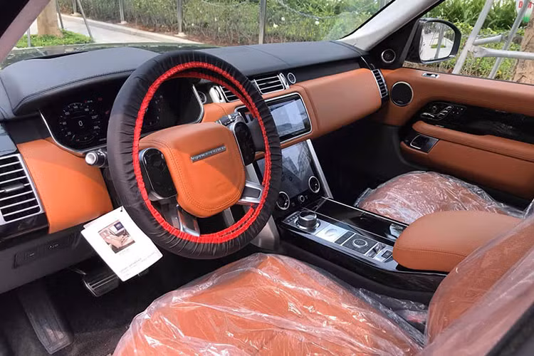 Nội thất Range Rover 2019 mới sở hữu 2 màn hình 10 inch Infortainment Touch Pro Duo đa kết nối, màn hình hỗ trợ lái kỹ thuật số 12 inch phía sau vô lăng hiển thị đầy đủ các thông số vận hành liên quan.