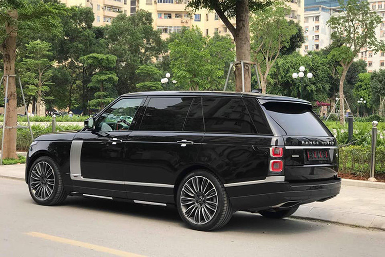 Nhìn chung, mẫu SUV hạng sang Range Rover 2019 bản nâng cấp này mang thiết kế cao cấp hơn nhưng tổng thể vẫn không có nhiều thay đổi. Là một trong 10 phiên bản của dòng Range Rover 2019, phiên bản Autobiography LWB chỉ thua kém 2 phiên bản cao cấp hàng đầu là: SV Autobiography Dynamic và SV Autobiography LWB.