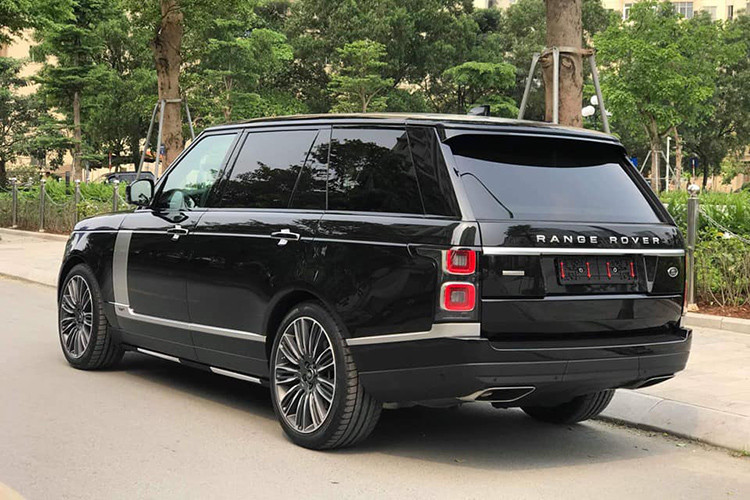 Theo Land Rover, động cơ V8 5.0L siêu nạp này "uống" khoảng 13 lít xăng/100 km trên đường hỗn hợp. Xe sử dụng hộp số tự động 8 cấp (8AT) và hệ dẫn động bốn bánh toàn thời gian (AWD) tiêu chuẩn với nhiều chế độ lái khác nhau. Trang bị an toàn cho xe được nâng cấp khá hiện đại.