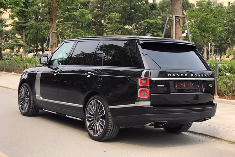 Theo Land Rover, động cơ V8 5.0L siêu nạp này "uống" khoảng 13 lít xăng/100 km trên đường hỗn hợp. Xe sử dụng hộp số tự động 8 cấp (8AT) và hệ dẫn động bốn bánh toàn thời gian (AWD) tiêu chuẩn với nhiều chế độ lái khác nhau. Trang bị an toàn cho xe được nâng cấp khá hiện đại.