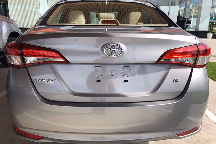 Cụm đèn hậu phía sau của xe cũng dùng công nghệ LED, thiết kế điệu đà hơn trước đây, cản sau thiết kế lớn và mạnh mẽ. Theo công bố của Toyota, Vios 2018 còn được nâng cấp độ cứng thân xe và hệ thống treo.
