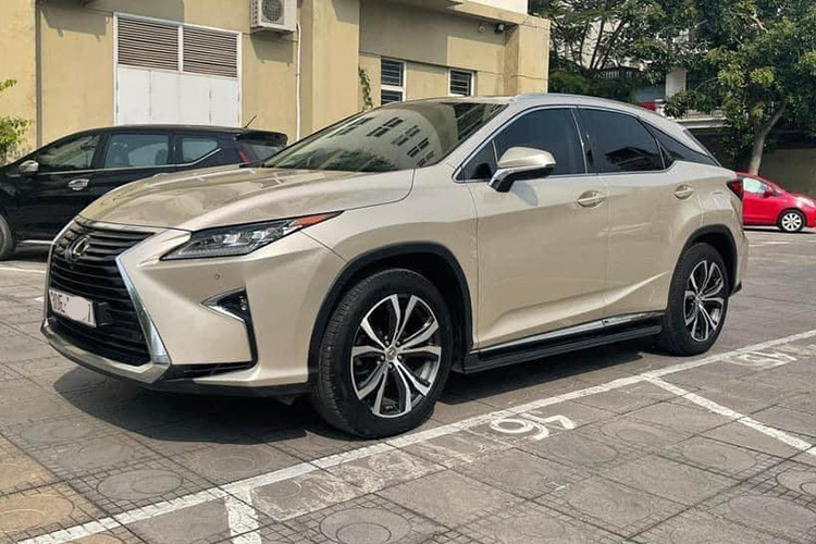 Những chiếc xe sang Lexus được đánh giá là khá ổn định và giữ giá tại Việt nam sau nhiều năm sử dụng, chiếc Lexus RX 350 đời 2016 trong bài viết này cũng không ngoại lệ. Qua tới 4 năm sử dụng và con số lăn bánh của xe lên tới hơn 38.000km, tuy nhiên giá xe Lexus RX 350 cũ này vẫn được chào bán không kém khi mua mới là bao. Tại thị trường Việt Nam, nó là đối thủ của Mercedes-Benz GLE hay BMW X5...