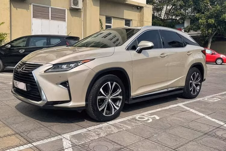 Những chiếc xe sang Lexus được đánh giá là khá ổn định và giữ giá tại Việt nam sau nhiều năm sử dụng, chiếc Lexus RX 350 đời 2016 trong bài viết này cũng không ngoại lệ. Qua tới 4 năm sử dụng và con số lăn bánh của xe lên tới hơn 38.000km, tuy nhiên giá xe Lexus RX 350 cũ này vẫn được chào bán không kém khi mua mới là bao. Tại thị trường Việt Nam, nó là đối thủ của Mercedes-Benz GLE hay BMW X5...