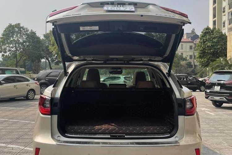 Hàng ghế sau của RX350 cũng có khả năng điều chỉnh điện lưng ghế và hệ thống điều hòa độc lập riêng. Mặc dù không có hàng ghế thứ 3 nhưng đổi lại, chiếc xe có thể tích khoang hành lý lên tới 521 lít, và có thể mở rộng tới 1585 lít nếu như gập hàng ghế sau lại. Xe được trang bị cửa sổ trời đóng mở bằng điện... 