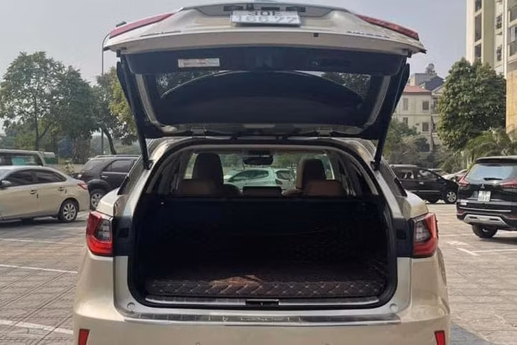 Hàng ghế sau của RX350 cũng có khả năng điều chỉnh điện lưng ghế và hệ thống điều hòa độc lập riêng. Mặc dù không có hàng ghế thứ 3 nhưng đổi lại, chiếc xe có thể tích khoang hành lý lên tới 521 lít, và có thể mở rộng tới 1585 lít nếu như gập hàng ghế sau lại. Xe được trang bị cửa sổ trời đóng mở bằng điện... 