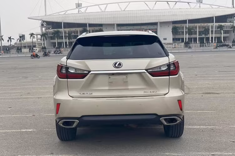 Đèn báo rẽ với các bóng LED cũng có tính năng thắp sáng tuần tự như ở phía trước. Xe có các tùy chọn mâm đúc 19 hoặc 20 inch. Trong đó, chiếc RX350 này sở hữu mâm 20 inch đa chấu hình cánh hoa khá bắt mắt. 