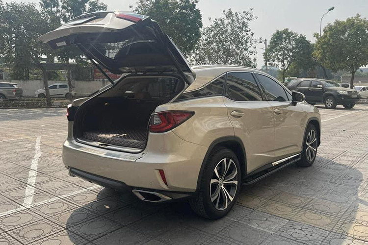Chiếc Lexus RX 350 2016 đời cũ trong bài viết này đã được chủ nhân đăng ký biển số Hà Nội, sau khoảng 7 năm sử dụng nó được chào bán trên sàn xe cũ với mức giá 2,7 tỷ đồng. Như vậy chủ nhân của nó sau một thời gian dài sử dụng lỗ khá ít, mặc dù đây là một mẫu xe sang trung cao cấp nhưng lại khá giữ giá.
