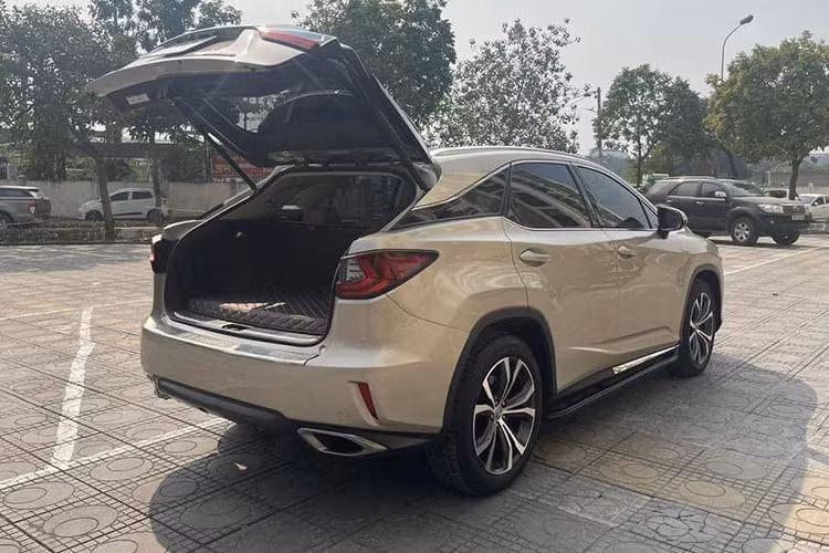 Chiếc Lexus RX 350 2016 đời cũ trong bài viết này đã được chủ nhân đăng ký biển số Hà Nội, sau khoảng 7 năm sử dụng nó được chào bán trên sàn xe cũ với mức giá 2,7 tỷ đồng. Như vậy chủ nhân của nó sau một thời gian dài sử dụng lỗ khá ít, mặc dù đây là một mẫu xe sang trung cao cấp nhưng lại khá giữ giá.