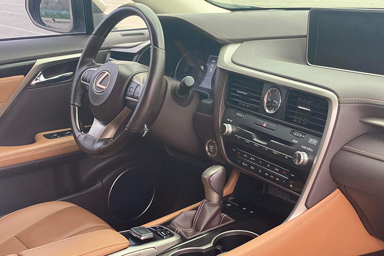 Để giúp hành khách thư giãn trên những hành trình, xe được trang bị hệ thống âm thanh hi-end của hãng Mark Levinson nổi tiếng. Xe được trang bị cửa sổ trời đóng mở bằng điện, nhưng chỉ có diện tích kéo dài tới hàng ghế trước. Vô lăng thể thao 3 chấu bọc da cao cấp được thiết kế tiện lợi với nhiều nút bấm thông minh, tiện dụng.