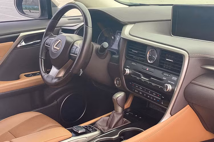 Để giúp hành khách thư giãn trên những hành trình, xe được trang bị hệ thống âm thanh hi-end của hãng Mark Levinson nổi tiếng. Xe được trang bị cửa sổ trời đóng mở bằng điện, nhưng chỉ có diện tích kéo dài tới hàng ghế trước. Vô lăng thể thao 3 chấu bọc da cao cấp được thiết kế tiện lợi với nhiều nút bấm thông minh, tiện dụng.