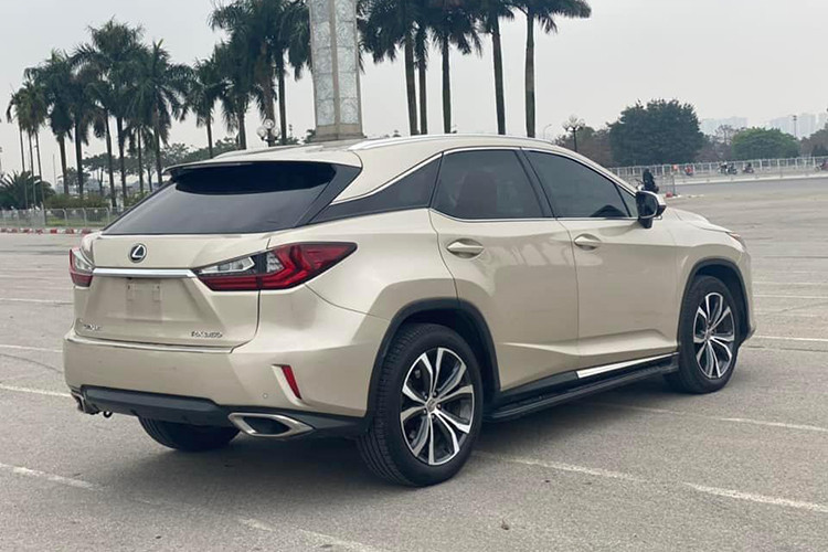Lexus RX350 đời 2016 được trang bị động cơ V6 3.5l nạp khí tự nhiên quen thuộc từ thế hệ trước, với công suất được nâng lên 300 mã lực nhờ hệ thống phun nhiên liệu trực tiếp. Đi kèm với động cơ này là hộp số tự động 8 cấp. Xe được trang bị hệ thống cảnh báo điểm mù BSM và hệ thống cảnh báo điểm mù khi lùi RCTA...