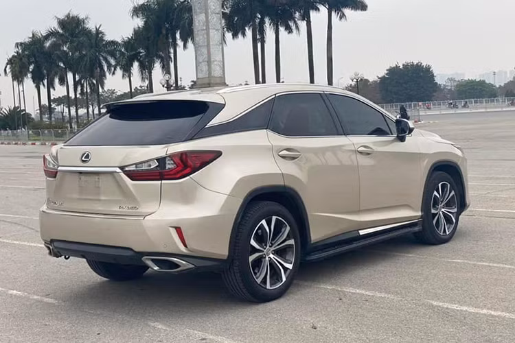 Lexus RX350 đời 2016 được trang bị động cơ V6 3.5l nạp khí tự nhiên quen thuộc từ thế hệ trước, với công suất được nâng lên 300 mã lực nhờ hệ thống phun nhiên liệu trực tiếp. Đi kèm với động cơ này là hộp số tự động 8 cấp. Xe được trang bị hệ thống cảnh báo điểm mù BSM và hệ thống cảnh báo điểm mù khi lùi RCTA...