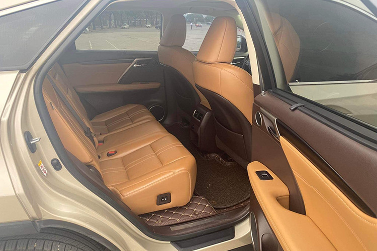 Bên cạnh đó, xe còn sở hữu Touchpad điều khiển màn hình được Lexus bố trí bên dưới, cùng với núm chuyển đổi các chế độ lái, hệ thống ổn định điện tử và chế độ gài cầu. Hệ thống thông tin giải trí trên RX 350 cũng được điều khiển qua một trackpad nằm ở đây. Theo Lexus, hãng lựa chọn trackpad để giúp các khách hàng trung niên cũng có thể dễ dàng điều khiển chiếc xe.