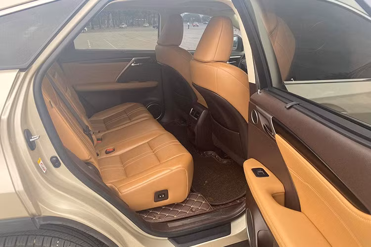 Bên cạnh đó, xe còn sở hữu Touchpad điều khiển màn hình được Lexus bố trí bên dưới, cùng với núm chuyển đổi các chế độ lái, hệ thống ổn định điện tử và chế độ gài cầu. Hệ thống thông tin giải trí trên RX 350 cũng được điều khiển qua một trackpad nằm ở đây. Theo Lexus, hãng lựa chọn trackpad để giúp các khách hàng trung niên cũng có thể dễ dàng điều khiển chiếc xe.