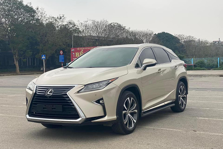 Mẫu crossover sang Lexus RX 350 đời 2016 ra mắt tại thị trường Việt Nam tại triển lãm VMS thời điểm đó và được chào bán chính hãng 3,5 tỷ đồng cho bản nhập khẩu từ Nhật Bản. Tuy nhiên, những bản nhập Mỹ tại các showroom xe nhập khẩu tư nhân chào bán tới 3,8 tỷ đồng.