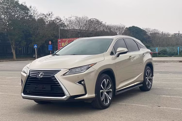 Mẫu crossover sang Lexus RX 350 đời 2016 ra mắt tại thị trường Việt Nam tại triển lãm VMS thời điểm đó và được chào bán chính hãng 3,5 tỷ đồng cho bản nhập khẩu từ Nhật Bản. Tuy nhiên, những bản nhập Mỹ tại các showroom xe nhập khẩu tư nhân chào bán tới 3,8 tỷ đồng.