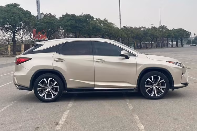Lexus RX350 đời 2016 sở hữu thiết kế tổng thể Dài, Rộng, Cao lần lượt 4.890 x 1.895 x 1.690 (mm) và chiều dài cơ sở đạt 2.790 (mm). Xe vẫn sở hữu lưới tản nhiệt "Spindle Grille" đặc trưng Lexus thời điểm đó, cụm đèn pha dạng hình hộp bình hành Full-LED gồm 03 bóng đèn pha LED bố trí liền kề nhau, phía dưới là đèn tín hiệu.