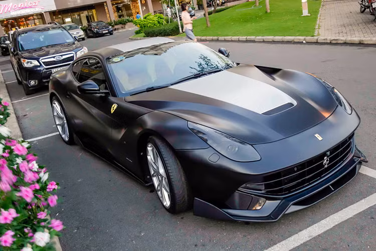 Giữa cản sau là cụm đèn LED kiểu xe đua F1, đặc trưng trên một số dòng Ferrari đời mới. Đáng chú ý là bộ ống xả độ Gemballa với họng pô lấy cảm hứng từ động cơ máy bay phản lực chiến đấu. Ferrari F12 sử dụng cụm đèn LED tương tự trên chiếc xe bốn chỗ FF. Chiếc xe cũng đã thay đổi toàn bộ màu sắc ngoại thất từ màu đỏ bóng bẩy nguyên bản.