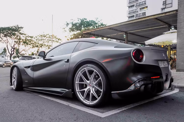 Hiện nay, bộ sưu tập xe của thiếu gia này trị giá ước tính lên tới gần 100 tỷ, trong đó đắt giá nhất là chiếc Rolls-Royce Wraith nhưng ít khi được sử dụng. Tiếp theo là Ferrari F12, Maybach 62S, Lamborghini Huracan, siêu xe Ferrari 488 GTB và chiếc Ferrari F12 Berlinetta trị giá hơn 20 tỷ này - được biết chỉ riêng tiền độ của chiếc xe này đã vào khoảng 1 tỷ đồng.