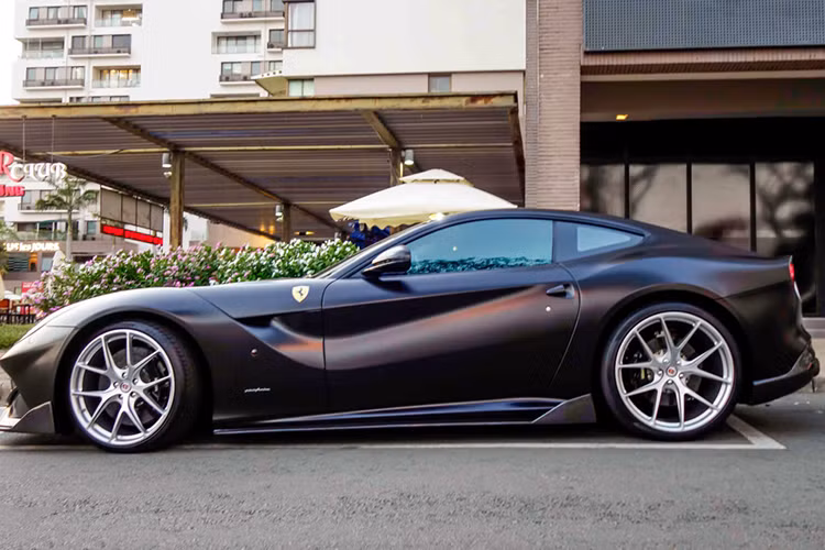 Ferrari F12 Berlinetta của Cường Đô la là siêu xe có động cơ đặt trước, sử dụng hệ dẫn động cầu sau của nhà sản xuất xe thể thao Italy. Theo những người chuyên nhập khẩu xe sang, giá trị F12 trước ngày 1/7 khoảng 21 tỷ đồng, rẻ hơn siêu xe Lamborghini Aventador. Xe có thể tăng tốc 0-100 km/h trong vòng 3,1 giây, 0-200 km/h trong vòng 8,5 giây, trước khi đạt tốc độ tối đa 340 km/h.