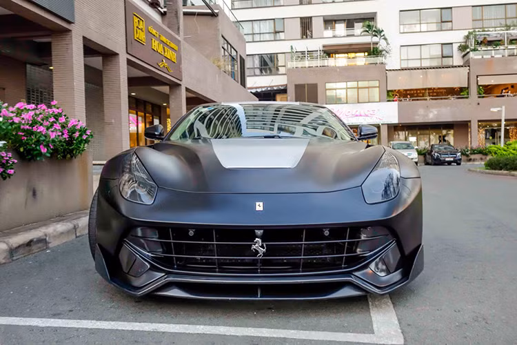 Sau đó, anh tiếp tục cho Ferrari F12 Berlinetta bản độ Dubai này khoác lên lớp áo đỏ tươi nổi bật. Có vẻ vẫn chưa hài lòng, Cường Đô La biến chiếc F12 Berlinetta này thành “hắc chiến mã” trong lớp áo đen nhám. Quả không hổ danh là người có gu chơi siêu xe hàng đầu Việt Nam, anh luôn biết cách tạo điểm khác biệt cho những siêu xế của mình.