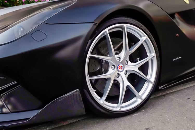 "Siêu ngựa chiên" Ferrari F12 Berlinetta của Cường Đô La còn sở hữu hàng loạt đồ chơi đắt giá gồm cánh lướt gió phía trước và bên hông bằng sợi carbon; Bộ mâm HRE có kích thước 21 inch bánh trước và 22 inch bánh sau đi kèm la zăng độ là bộ lốp hiệu suất cao của Continental cũng là trang bị đắt giá cho siêu xe này.