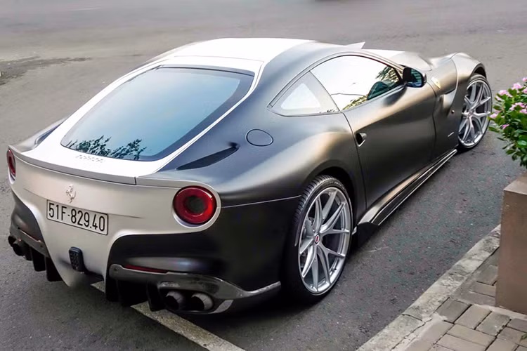 Sau 3 lần thửa áo mới cho Ferrari F12 Berlinetta chưa khiến anh thật sự hài lòng. Anh tiếp tục mang đến cho chiếc Ferrari này diện mạo khác biệt, độc đáo, kết hợp giữa đen nhám của thân xe, phần nóc mui và phía sau màu trắng bạc. Nắp ca-pô cũng được dán một sọc bạc theo phong cách xe Mỹ hầm hố. Chóa đèn được sơn khói.