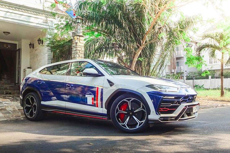 Gần đây, cư dân mạng đã bắt gặp chiếc siêu SUV Lamborghini Urus của Minh Nhựa xuất hiện trên đường phố Sài thành với diện mạo mới khá ấn tượng. Cụ thể hơn, mẫu xe Lamborghini Urus của doanh nhân 8X này đã không còn bị giới mê xe chê có bộ mâm èo uột 5 chấu đơn.