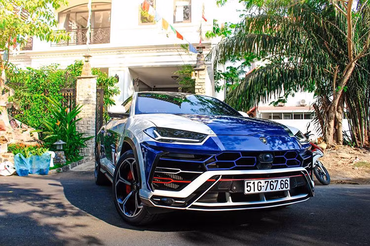 Theo giới thạo tin, la-zăng 5 chấu kép trên siêu SUV Lamborghini Urus của Minh Nhựa có giá bán gần 200 triệu đồng. Tuy nhiên, Minh Nhựa không phải tốn chi phí nào cho bộ mâm này do được đại lý Lamborghini chính hãng tặng. Đến nay, thông tin này vẫn chưa được kiểm chứng.