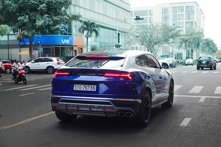Trước khi lắp bộ mâm 5 chấu kép hình chữ Y, siêu SUV Lamborghini Urus của Minh Nhựa mang bộ mâm 5 chấu đơn và nhiều người bạn chơi xe của doanh nhân đã trêu đùa bộ mâm này. Đáp lại, Minh Nhựa chỉ bình luận vui vẻ mua xe hết tiền mua mâm rồi và còn nhờ những người bạn chê mâm siêu SUV Lamborghini Urus của mình tài trợ mâm mới.