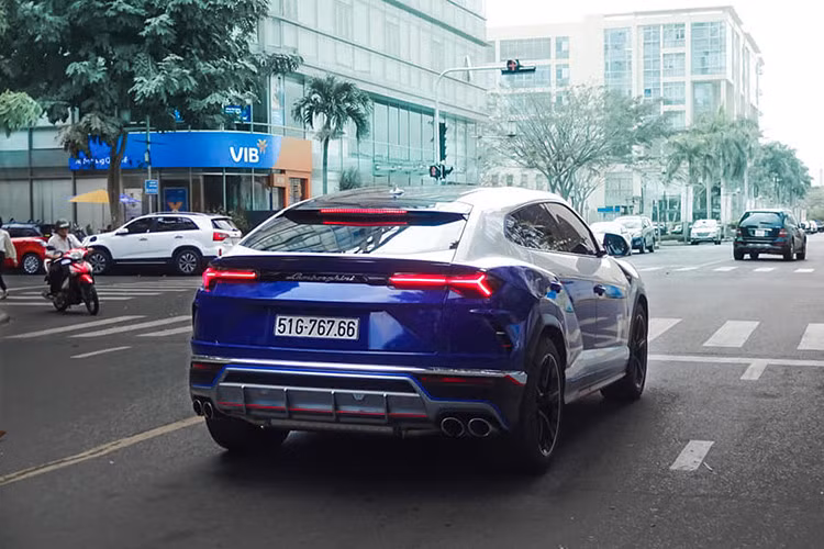 Trước khi lắp bộ mâm 5 chấu kép hình chữ Y, siêu SUV Lamborghini Urus của Minh Nhựa mang bộ mâm 5 chấu đơn và nhiều người bạn chơi xe của doanh nhân đã trêu đùa bộ mâm này. Đáp lại, Minh Nhựa chỉ bình luận vui vẻ mua xe hết tiền mua mâm rồi và còn nhờ những người bạn chê mâm siêu SUV Lamborghini Urus của mình tài trợ mâm mới.