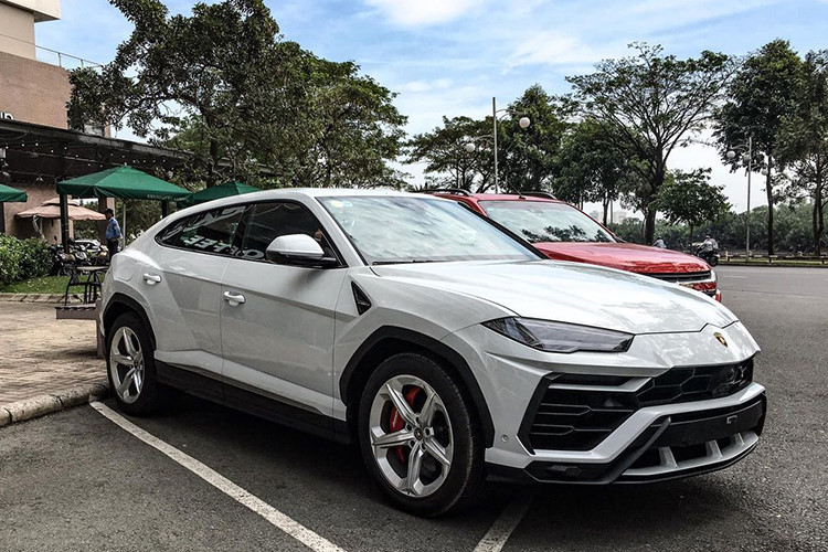 Mức giá xe Lamborghini Urus mới sau khi lăn bánh tại Việt Nam của đại gia siêu xe Minh Nhựa được đồn đoán không dưới 23 tỷ đồng. Ngoài chiếc Lamborghini Urus của Minh Nhựa, tại thị trường Việt Nam còn có 2 chiếc khác mang màu sơn ghi xám và vàng. Trong đó, chiếc Lamborghini Urus màu ghi xám thuộc diện phân phối chính hãng.