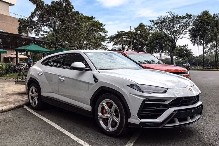 Mức giá xe Lamborghini Urus mới sau khi lăn bánh tại Việt Nam của đại gia siêu xe Minh Nhựa được đồn đoán không dưới 23 tỷ đồng. Ngoài chiếc Lamborghini Urus của Minh Nhựa, tại thị trường Việt Nam còn có 2 chiếc khác mang màu sơn ghi xám và vàng. Trong đó, chiếc Lamborghini Urus màu ghi xám thuộc diện phân phối chính hãng.