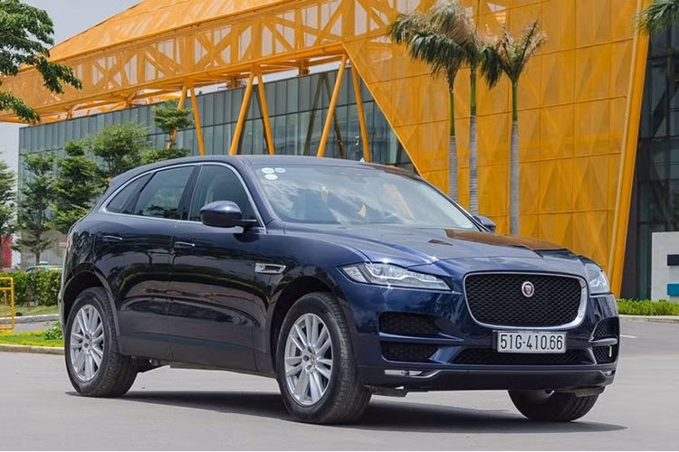 Lần đầu tiên ra mắt thị trường Việt Nam vào hồi tháng 3/2017, Jaguar F-Pace cạnh tranh trực tiếp với dòng SUV hạng sang như Porsche Macan, BMW X3 và Audi Q5. Vào thời điểm đó, giá xe Jaguar F-Pace được phân phối tại Việt Nam với 4 phiên bản là Pure, Prestige, R Sport và Portfolio dao động từ 3,595 - 4,894 tỷ đồng.