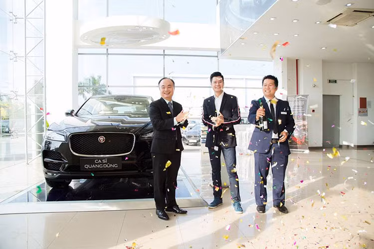 Qua những hình ảnh chia sẻ trên mạng xã hội mới đây, có thể thấy chiếc ôtô mà nam ca sỹ Quang Dũng mới tậu chính là SUV hạng sang Jaguar F-Pace. Theo Quang Dũng, do thường xuyên phải di chuyển liên tục vì công việc và kinh doanh nên anh quyết định mua chiếc xe mới này.